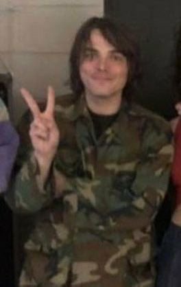 vampireroan's tweet image. gerard and his gay little peace sign