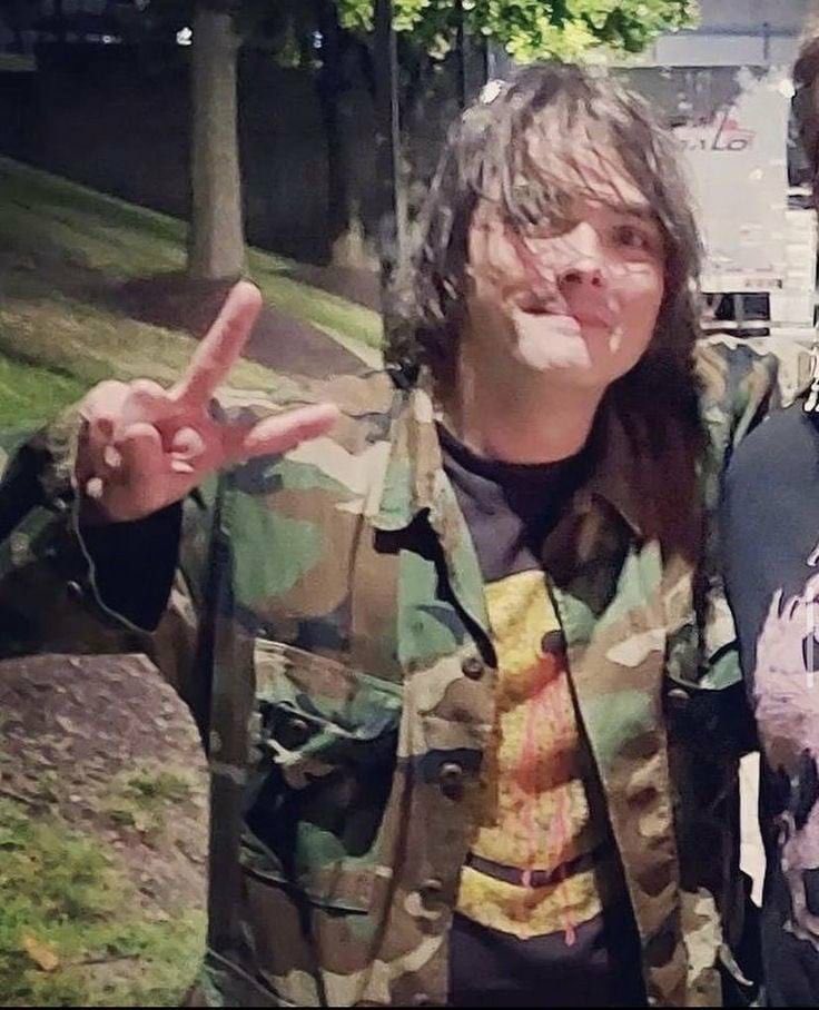 vampireroan's tweet image. gerard and his gay little peace sign