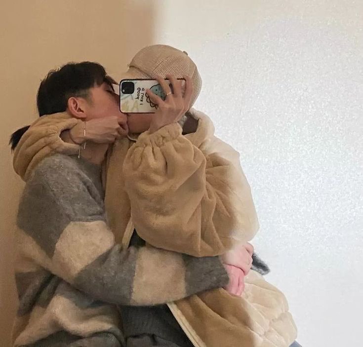 𝖤𝗇𝗍𝗋𝖾 𝗋𝖾𝖿𝗅𝖾𝗑𝗈𝗌, 𝖺𝖻𝗋𝖺𝖼̧𝗈𝗌 𝖾 𝖻𝖾𝗂𝗃𝗈𝗌, 𝖾𝗇𝖼𝗈𝗇𝗍𝗋𝖾𝗂 𝗆𝖾𝗎 𝗅𝗎𝗀𝖺𝗋 𝗌𝖾𝗀𝗎𝗋𝗈. 🤍