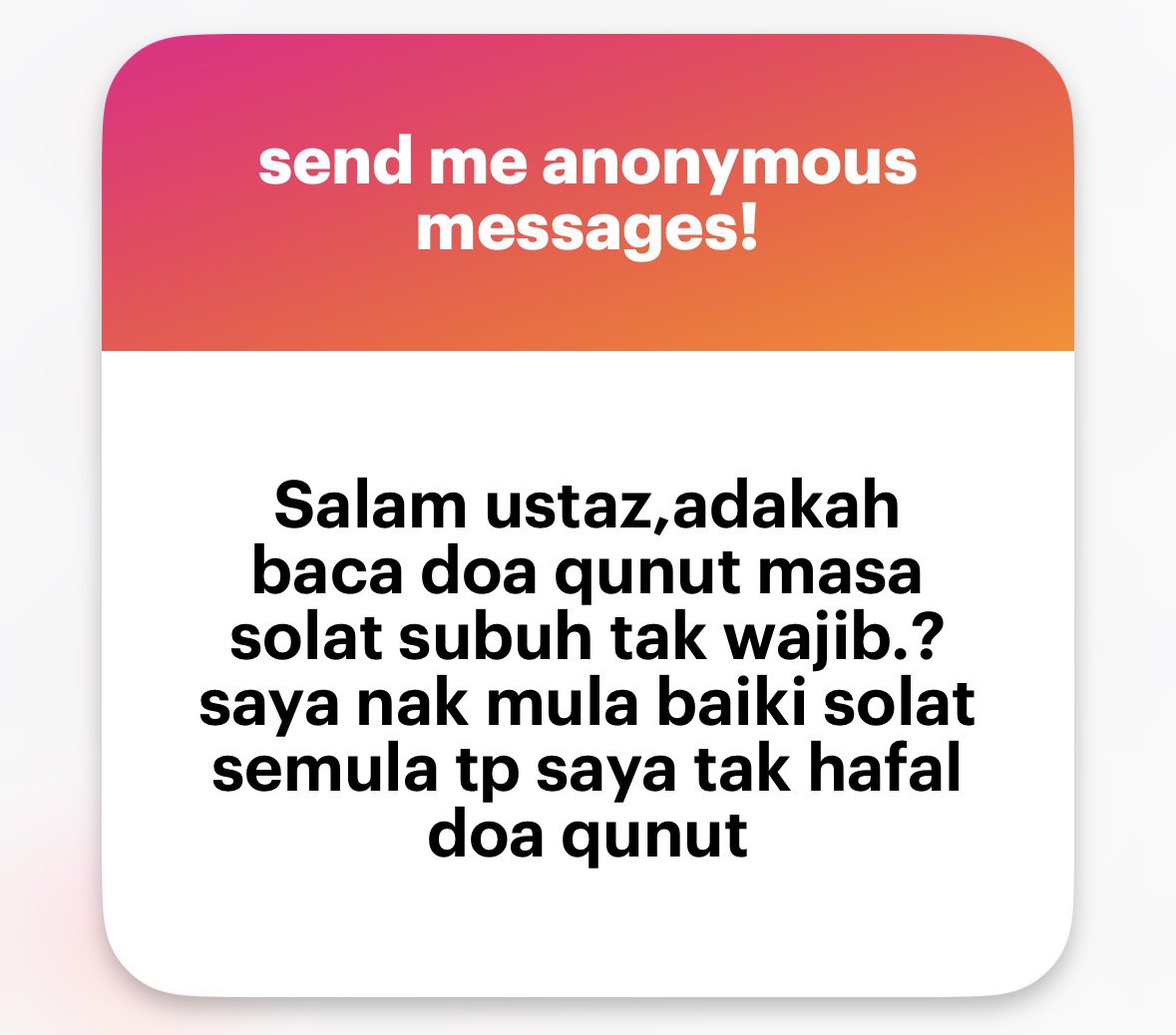 Waalaikumussalam 

Qunut subuh hukumnya sunat muakkad (yang sangat tuntut) di sisi mazhab al-Shafi’i.

Jika tertinggal, maka perlu lakukan sujud sahwi.

Jika tak hafal, memadai dengan baca lafaz qunut yang paling ringkas, iaitu:

اللَّهُمَّ اغْفِرْ لِي يَا غَفُورُ

Maksudnya: