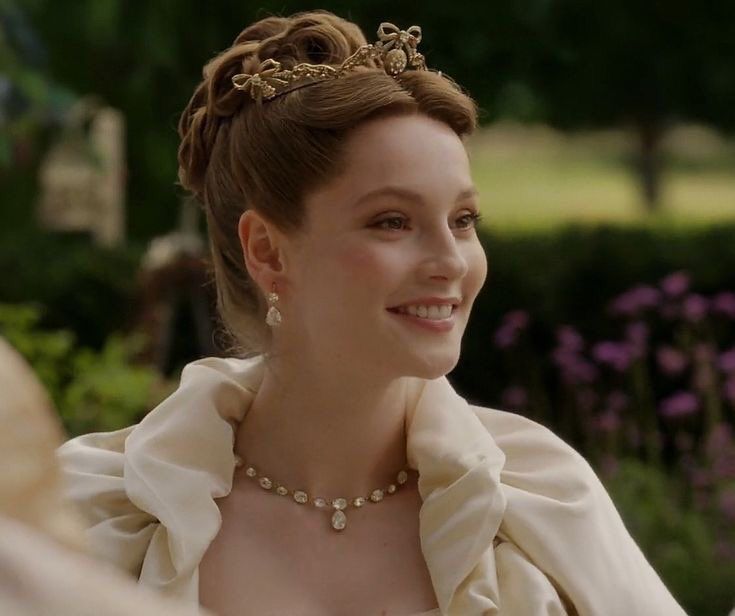 benophie4u's tweet image. กลับไปดูซีซั่น 3 อีกครั้งเลยเห็นว่าจริง ๆ แล้วในซีซั่นนี้ควีนไม่ได้แต่งตั้ง “เพชรของฤดูกาล” ไม่มีหญิงใดสร้างความประทับใจให้พระองค์ได้เลยแม้แต่คนที่ถูกมองว่าเป็นตัวเต็งอย่าง francesca จนกระทั่งพระองค์ได้เห็นน้องเล่นเปียโน ถึงอย่างนั้นน้องก็ไม่ได้ตำแหน่งนี้ไป เพราะควีนเรียกน้องว่า…