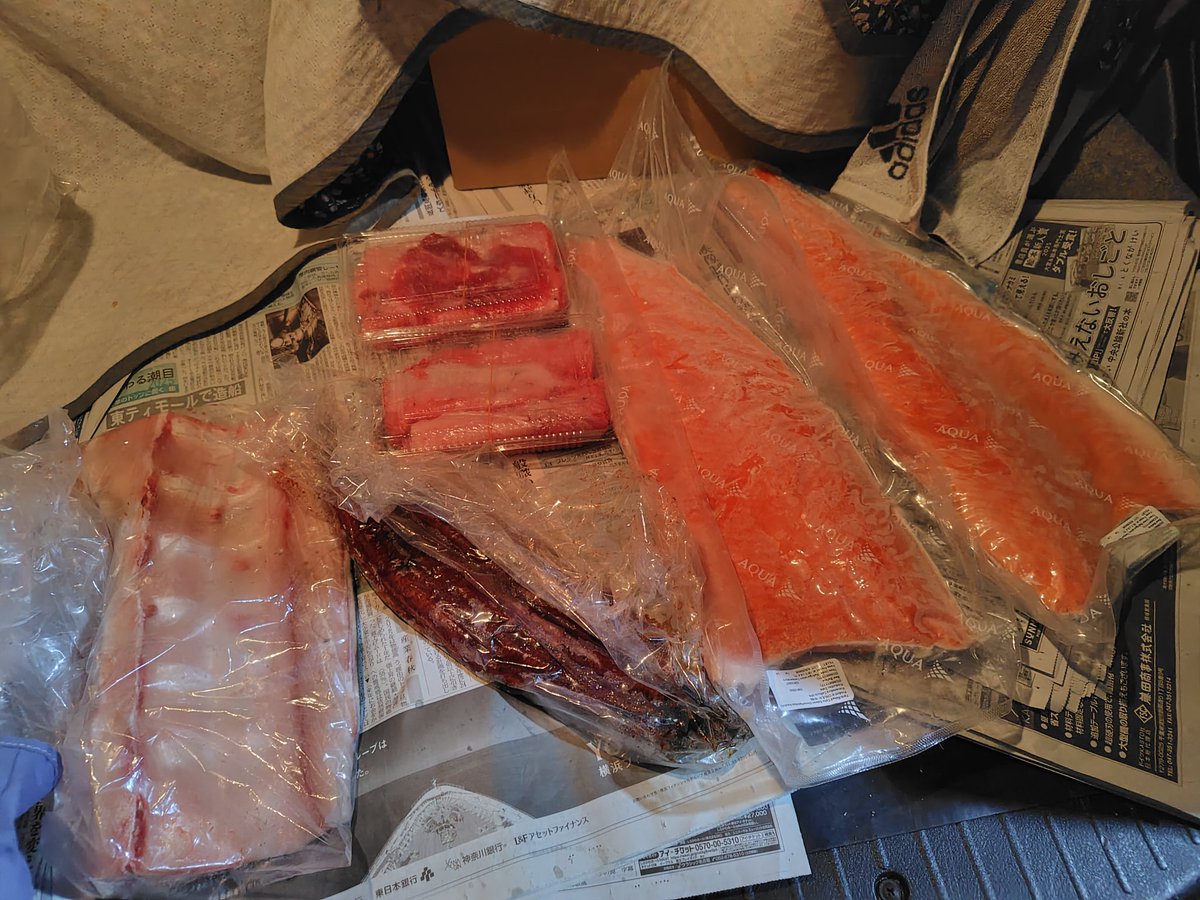 supermiu_mk2's tweet photo. 早起きして名古屋市中央卸売市場本場へ行って来た！　毎年年末29、30日に一般開放があるからね。

マグロ、カジキ、タコ、鮭、イクラなどゲット！　今夜は海鮮丼や！

ホタテが高くて買えなかったのが残念😅 https://t.co/SYWa0oxz2X