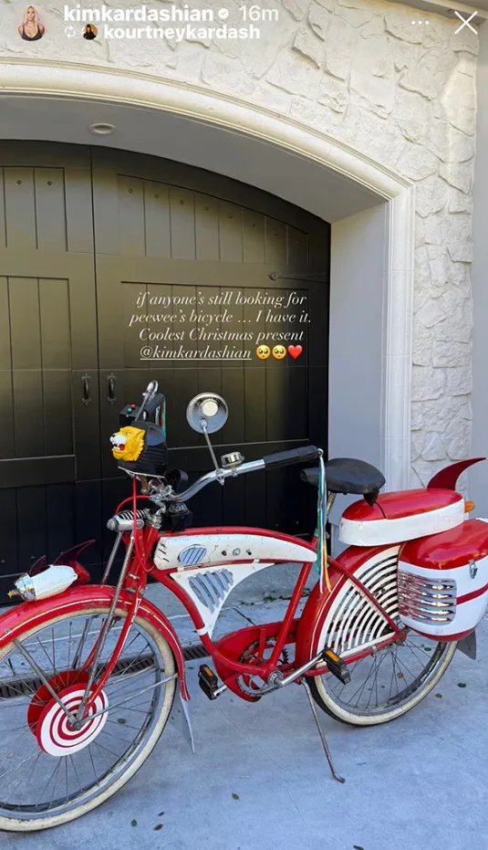KardashiansOnFS's tweet photo. @kourtneykardash this bike is the coolest Christmas gift! 🚲 #TheKardashians https://t.co/sAYqHsgCnT