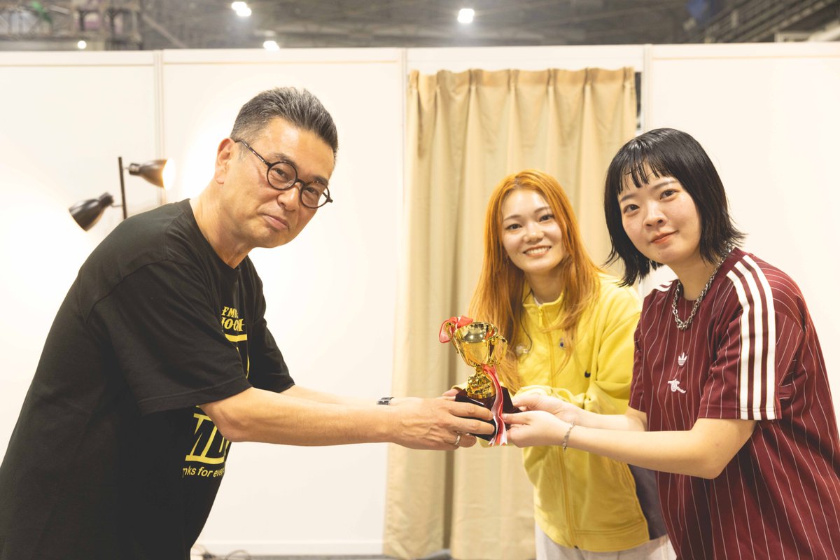 802radiomasters's tweet photo. 📻#FM802 #802RM
「ROCKな楽屋ニュース 2025」🪩

今年の大賞に輝いた #SHISHAMO(@SHISHAMO_BAND)
"大切な日にチャック全開事件"🫢

#レディクレ 会場にてトロフィーを授与してきました🙌

撮影：渡邉一生 https://t.co/ZJKFz22Tyv