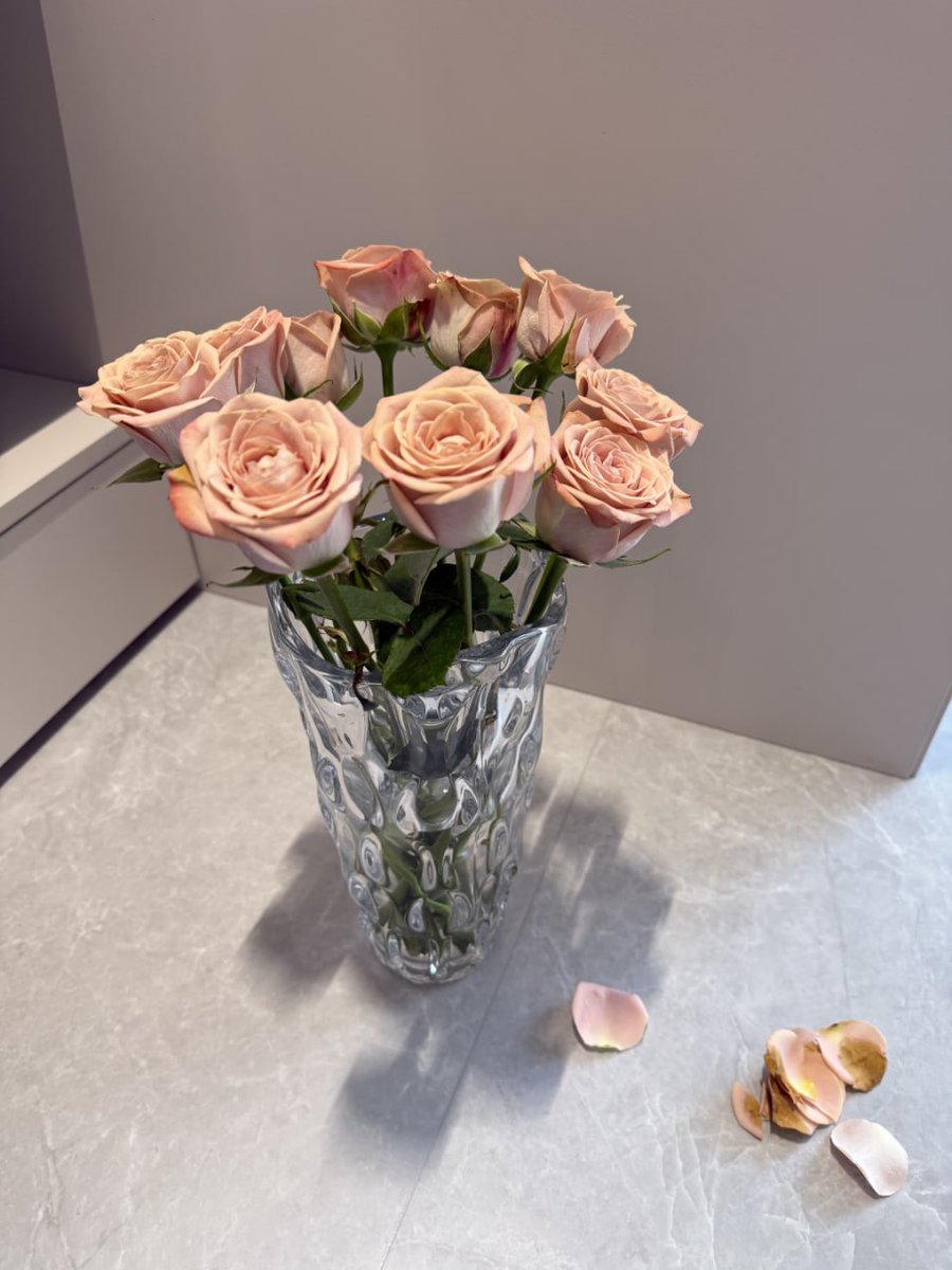 CriticalCrix's tweet image. クリスタルの花瓶に優雅に飾られた淡いピンクのバラの見事なアレンジメント。🌹☘️