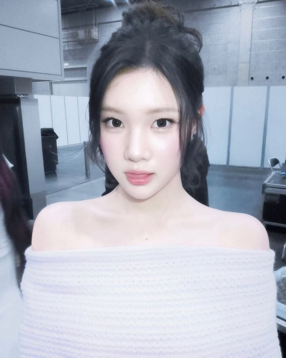 juuncim's tweet image. Through the camera’s tender gaze, she pose with quiet grace, enchanting every soul with the softest and simplest charm. It’s within that very simplicity that everything appears perfect, glowing with a delicate and timeless shimmer.