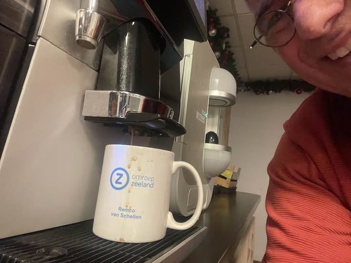 Goeiemorgen. Koffietijd :-D Oei, die beker moet in de afwas, zie ik.

#ZLDWW:
- Kerststal Oost-Souburg vernield; roept emoties op.
- Nieuwe veldgids over vissen in noordzee en deltagebied. Over bijna 200 soorten.
- Hulpverlener Erwin uit Yerseke roept op: geen geweld graag met