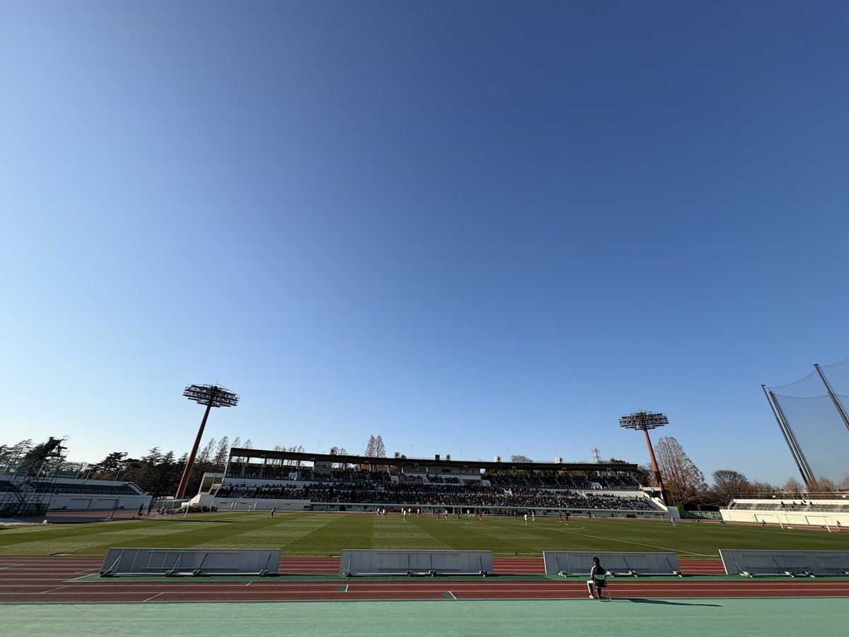 Iq01Ryo's tweet photo. 昨日の高校サッカー選手権大会

高松商業サッカー部の初戦は強豪相手に、自分たちのやりたいサッカーをなかなかやらせてもらえず敗戦。

年内のサポートチームの試合はこれにて終了しました。

この目の前の景色を当事者として、真摯に受け止め

またこの舞台に戻ってくることはもちろん

この学びを年始からの春高バレーのサポートに活かしていきます。

複数の競技の同じ高校世代や同じ競技の異なるカテゴリーに関わることで当たり前の基準を引き上げるきっかけになるなと痛感しています。

嬉しい想定外に現場で遭遇できるように

自分自身の当たり前の基準を引き続き上げ続けていこう

#高校サッカーからの春高バレーへ