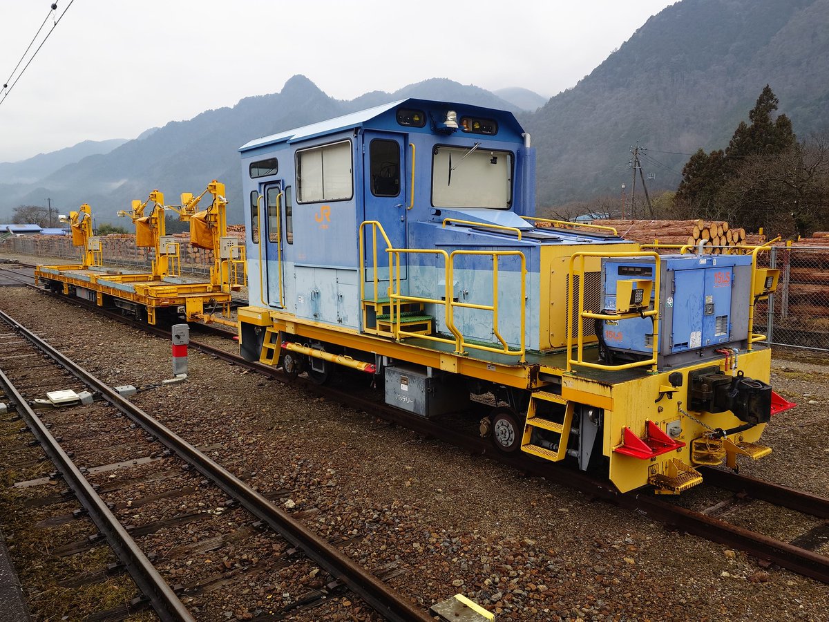 383系を撮り鉄。フェンスに丸かぶりで失敗w(私エセ撮り鉄なので)
田舎駅なので駅舎の外からもホームへ入れてしまうが切符購入口で中に入らせてとお願いして中へ。いやあ中央西線は山だねえ。

この辺りは撮影スポットけっこうあるのだが今日は年の瀬だからか撮り鉄さん全然いなかった。