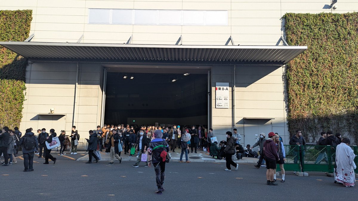 東8外のコスプレエリアにいます!!