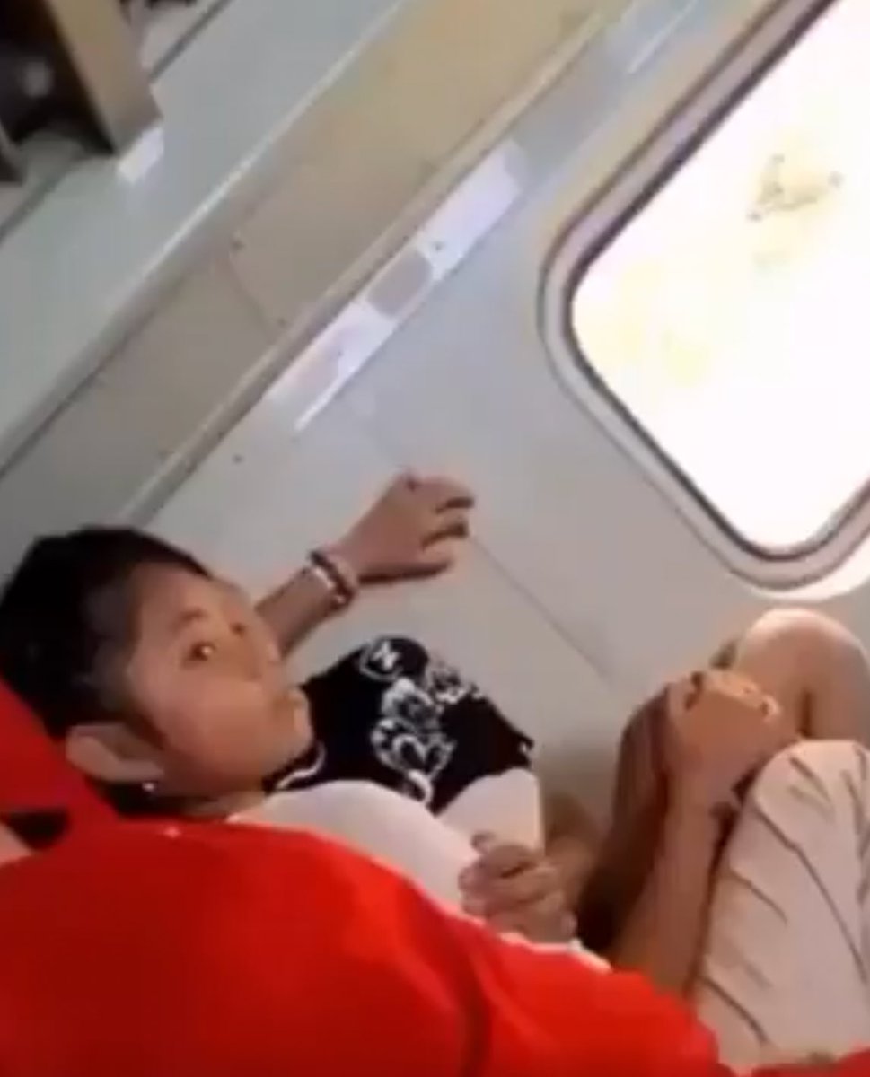 Para Claudia, la vida de esta niña vale 30 mil pesos.
O su silencio.

Mientras su abuela se aferraba a ella, quedaban suspendidas
entre la muerte y el rescate.
Tal vez entonces no lo sabían.

Hoy la niña ya sabe cuánto vale:
Lo mismo que una bolsa de Prada en Japón
o una de