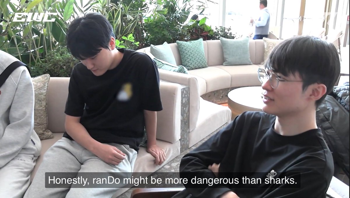 kaesuns's tweet photo. “Sharks don’t bite” - Faker 2025
“Sharks just gulp you down” - Doran 2025
“Sharks cut you in half with their blades” - Keria 2025
“Rando-hyung might be more dangerous than sharks” -Faker (2) 2025 https://t.co/fvcSJeP9uR