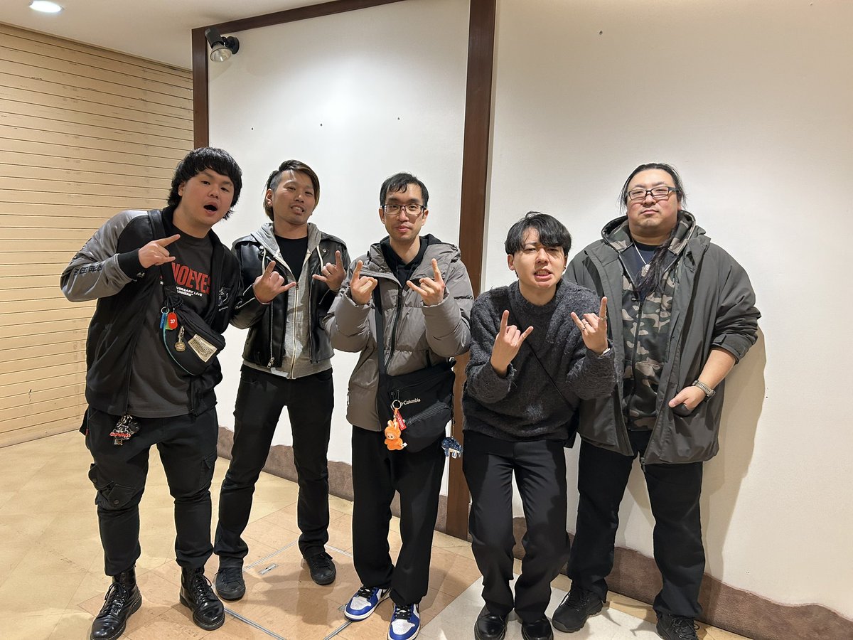 Kro0107's tweet photo. 昨日はカウントダウンJ観に行きました！
とても楽しかったです！来年もたくさんライブ観に行きます！
Pai monde to my Paypay（PTPコピーバンド）、パフピエ（パスピエコピーバンド）の皆さんと写真撮っていただきました！ありがとうございます！PTPとパスピエを聴きます！ https://t.co/JqqpsYmnJ6