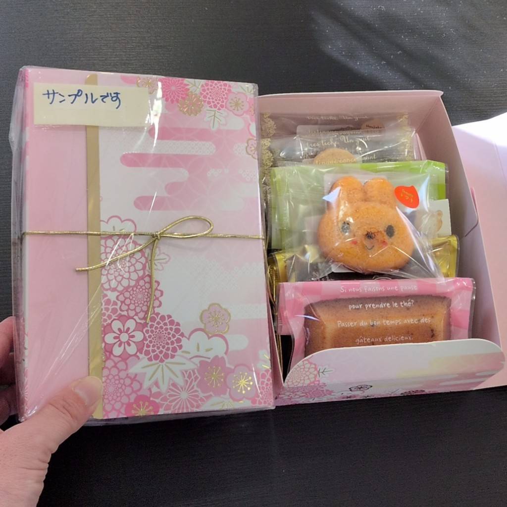 青梅にあるお店の商品を使用して作った焼菓子セット「青梅の和」。こちらは西多摩に範囲を広げたセットです。お隣の瑞穂町の抹茶や奥多摩四季の家の味噌を使った商品が入っているセットです。ピンクの和柄模様の箱はお正月の手土産にもピッタリです。
patisserieterroir.com
#御年賀ギフト
#青梅市