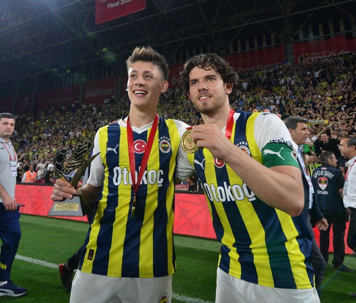 Bu güzel çocuklarla,
Şampiyonluk kutlayamadık,
Hırsızlar yüzünden....