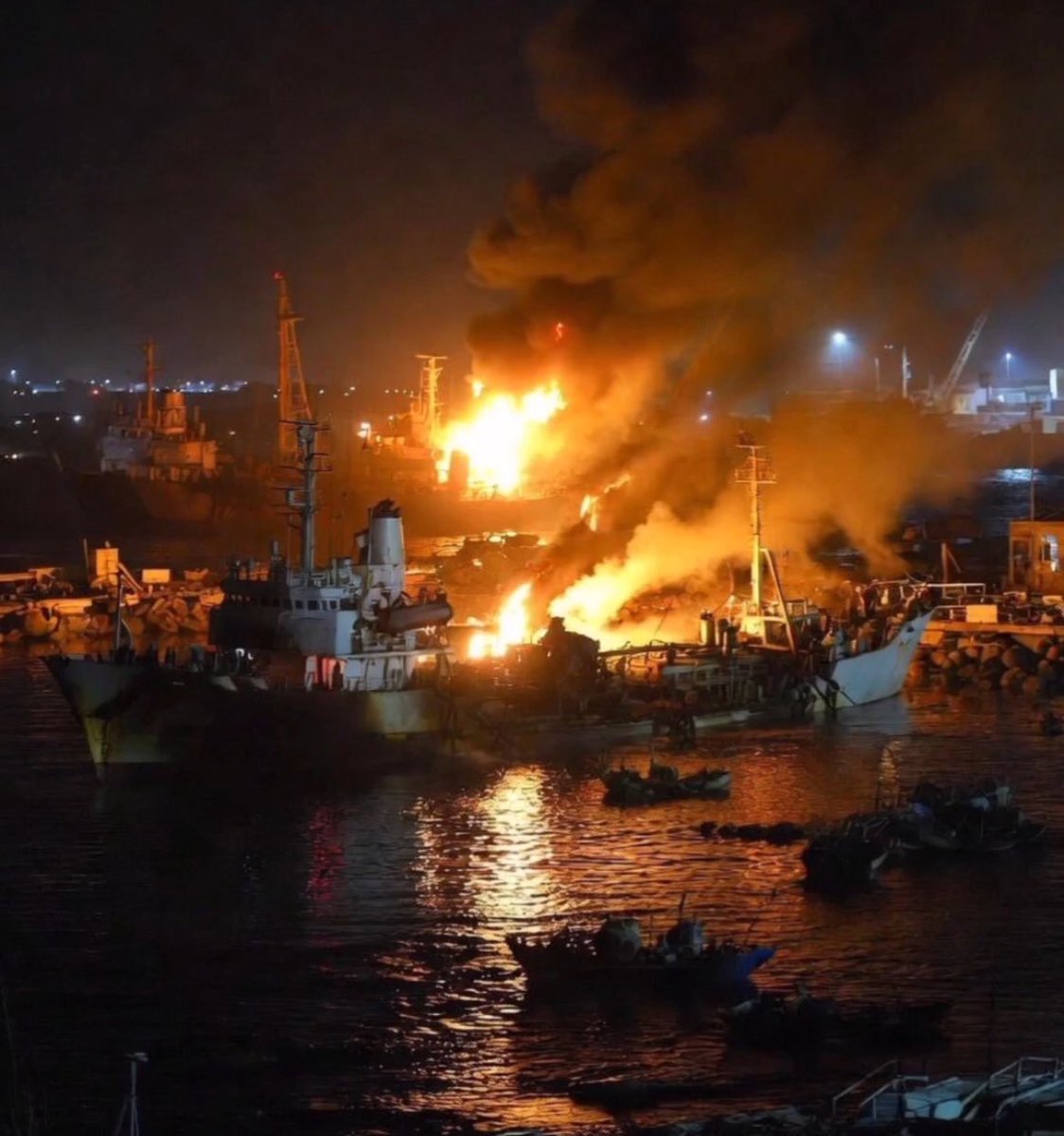 اكثر شيء يضحك ، ان السفن الي كانت قادمه من
الفجيرة إلى المكلا ، عطلت أنظمة التتبع الخاصة
بها علشان تنزل أسلحة وعربات قتالية.

يتوقع الغبي ان مافيه مسيرات استطلاع ومراقبه
للتحركات ، صدمهم التحالف بنشر مقاطع الرصد
ثم القصف.

تعطيل أنظمة الملاحة؟
هذا طريقة تدل انه ماعندهم قدرة يحمون