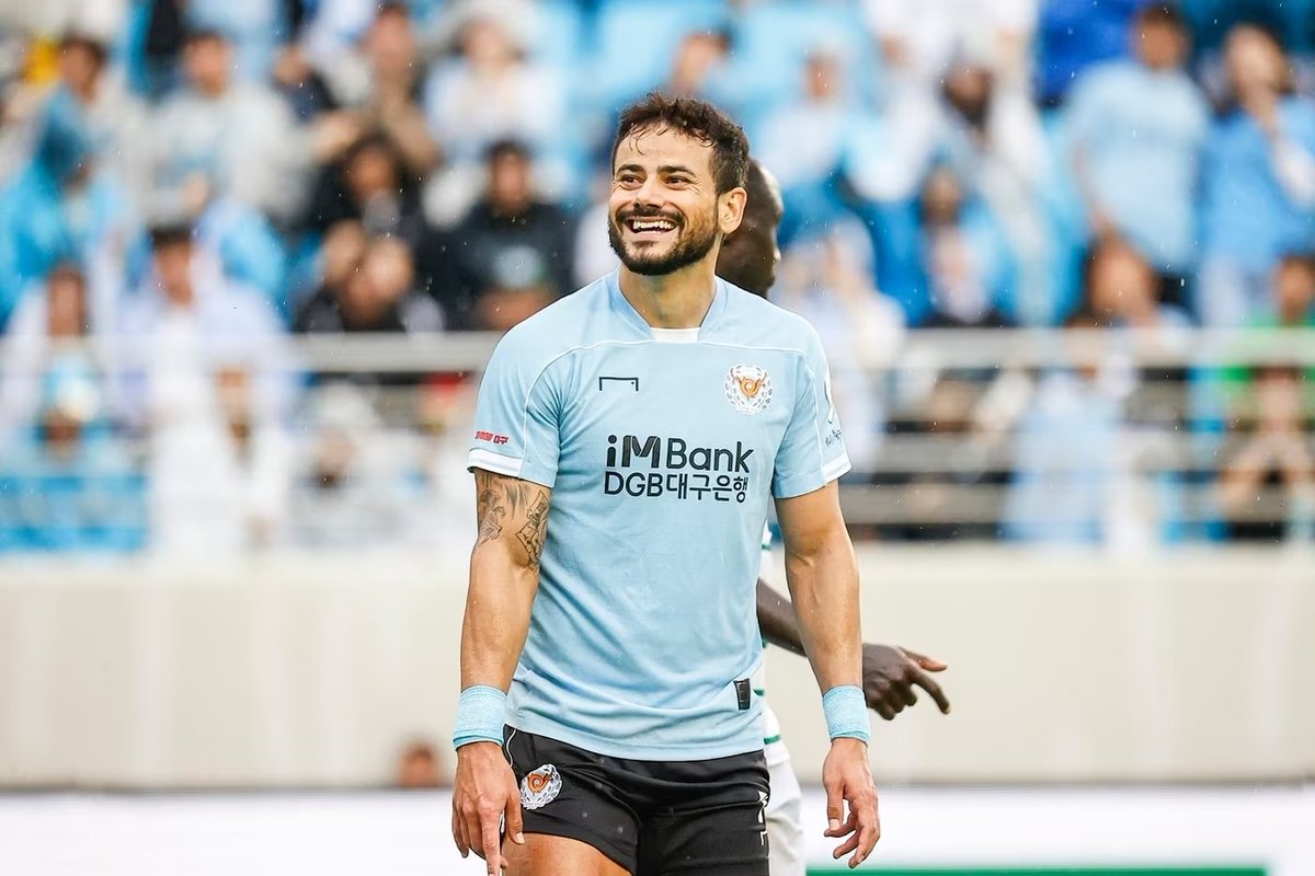 K League Top 5 Highest-Paid Foreign Players

Cesinha (Daegu): 2.1 billion KRW
Jesse Lingard (Seoul): 1.95 billion KRW
Gerso Fernandes (Incheon): 1.54 billion KRW
Stefan Mugoša (Incheon): 1.54 billion KRW
Andrea Compagno (Jeonbuk): 1.34 billion KRW