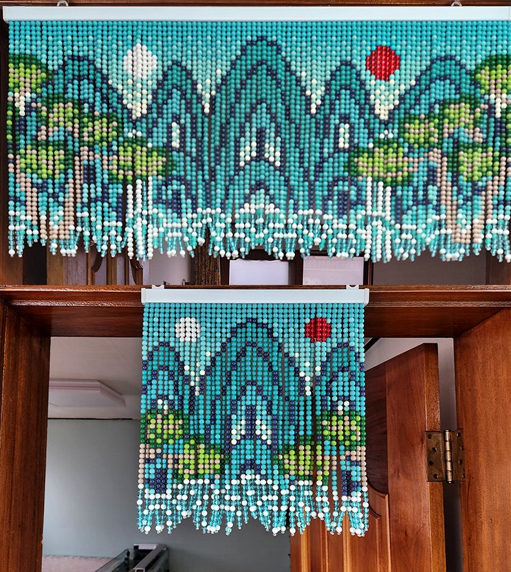 저는 전부터 비즈발에 큰 매력을 느끼고 있었는데
(21년도 빈티지만 존재하던 시절)
해가 지나고 유행이 돌아와도 한국적인 디자인은 안나오더라구요. 전 그런 걸 갖고 싶었는데... 그래서 한 번 만들어 본 걸 많은 분들이 좋아해주셔서 회사도 나오고 지금 여기에 있는 것 같아요 🥹