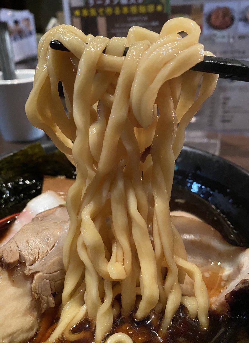 気づけば一日3杯ラーメン食べてるアラフィフです

仙臺くろく/極上黒醤油

この日のサ飯に選んだお店は東口にあるくろく。ふと、この醤油のしょっぱさを体内に取り込みたくて久々訪問。昔食べたときよりだいぶ飲みやすく醤油の芳醇なかほりが印象的です。麺も負けてないです。また食べたくなる一杯。