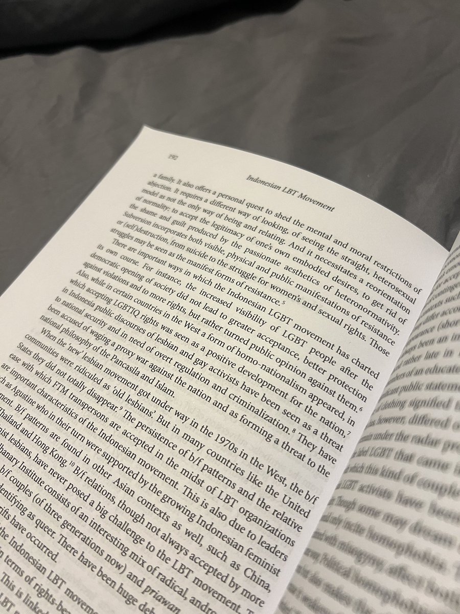 Buku penting dari Saskia Wieringa, mungkin menjadi salah satu studi trans/queer Indonesia yang komprehensif.