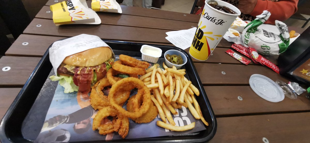 Drawzosward's tweet image. Carlitos Jr. Pq el cinepolis se fue a la mierda hoy 🫠