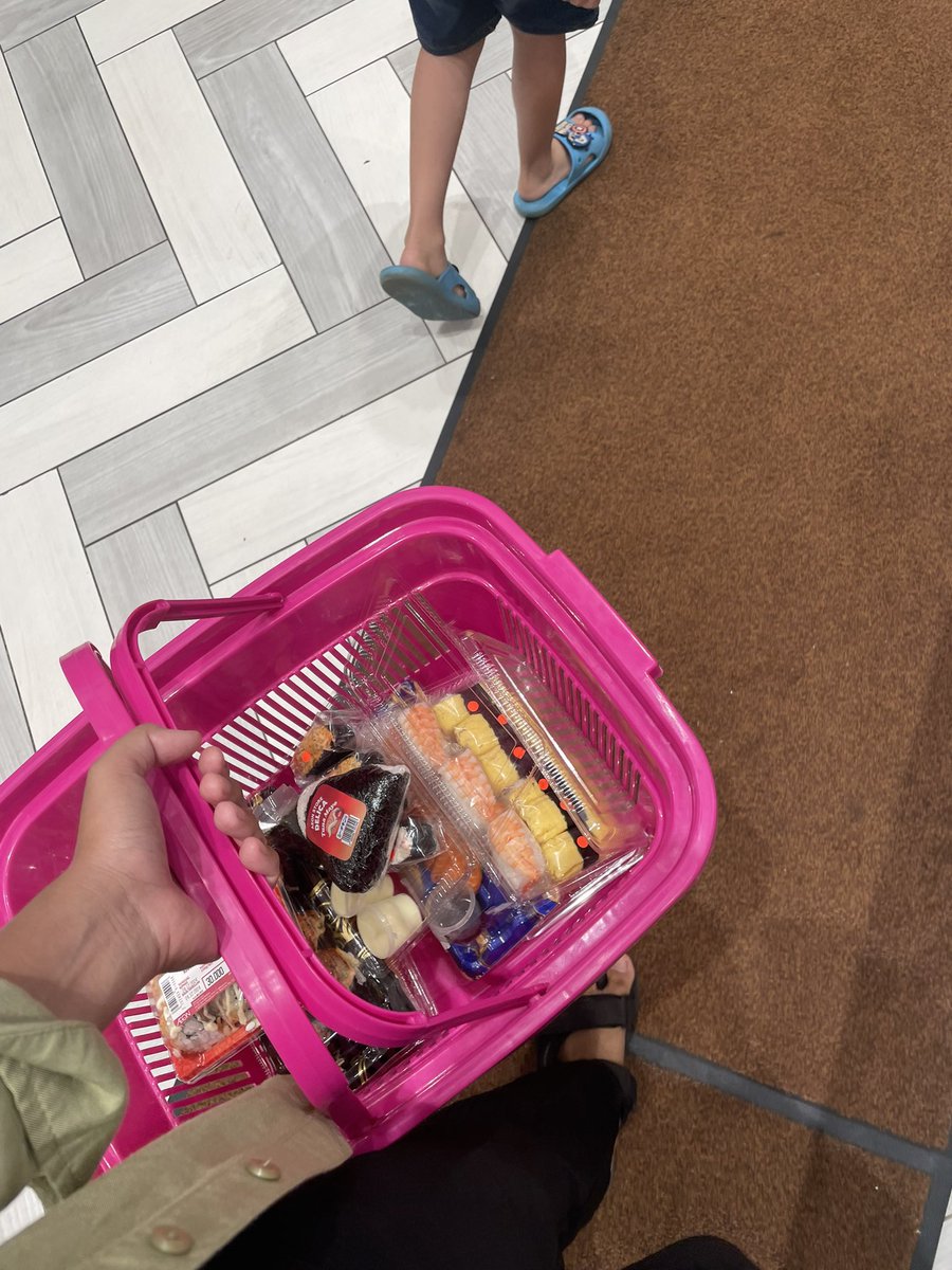 dinobinfinity's tweet image. mari isi perut