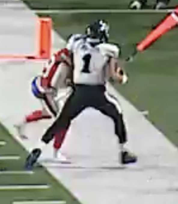 Circle1ne's tweet photo. @jamesjnolan @FDuffyNFL But the defender is. https://t.co/sCD55JONx4