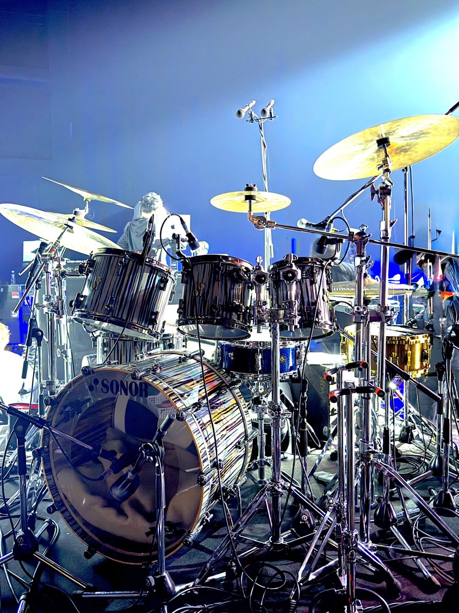 DrShirane's tweet photo. このあと15:10から、クレさんとKREBandと一緒に今年最後のライブです！
「KOBE MUSIC COMMONS 2025」
新しく出来たGLION ARENA KOBEにて。

SONOR SQ2のこのセットで一年を締めくくります。

今年もありがとうございました🙌

#KREVA #KREBand
#SONOR #SQ2 #stratawood
#小出シンバル 
#神戸 https://t.co/YrM1rBRGP2