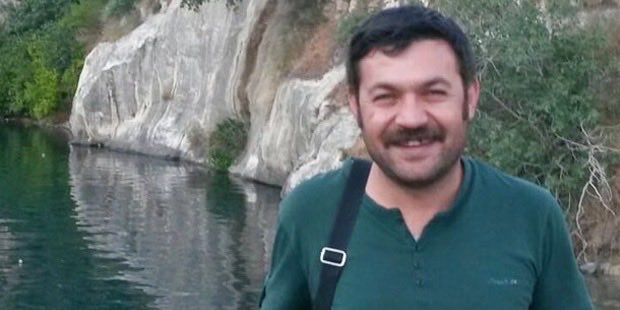 Aziz Yural, insan hakları savunucusu ve SES üyesi bir sağlık görevlisiydi. Çok sevilen ve sayılan bir insandı. Görevi gereği yaralı bir kadına sağlık yardımı yaparken katledildi. Bir yaradır kalbimizde.. 30 Aralık 2015 #AzizYural 🙏