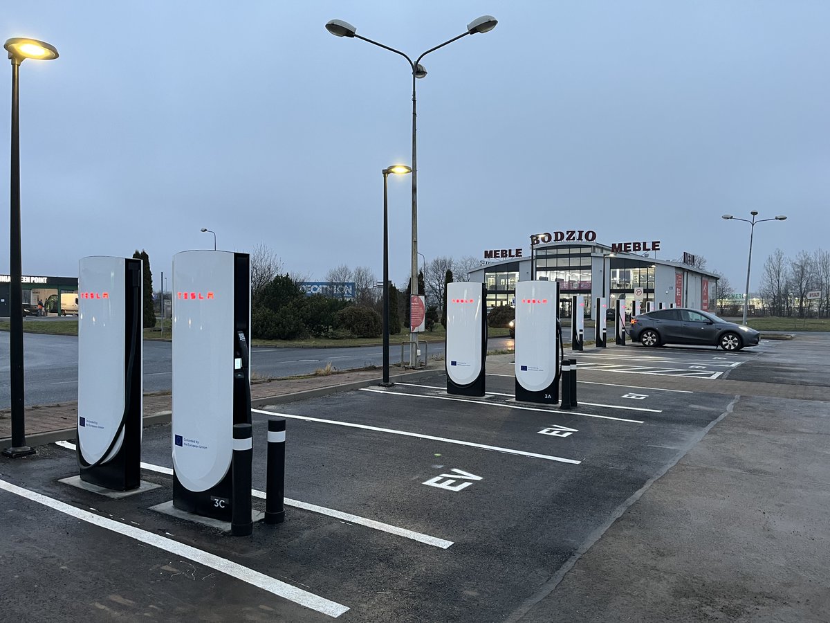 Tesla Charging tweet media