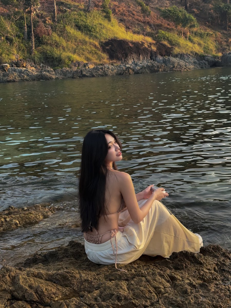 morpormorpaeng's tweet image. เฉลยคือใช้กล้องไอโฟน 555555 เทคนิคให้ได้มู้ดแบบรูปขวาคือให้ถ่ายเพิ่ม exposure +7 มาก่อน รูปมันจะสว่างขึ้น แล้วค่อยมาดึงสีให้มืดลงทีหลัง วิธีนี้มันจะให้รายละเอียดภาพยังชัดกว่าดึงแสงลงตอนถ่าย ปรับได้หลายโทนกว่าด้วย