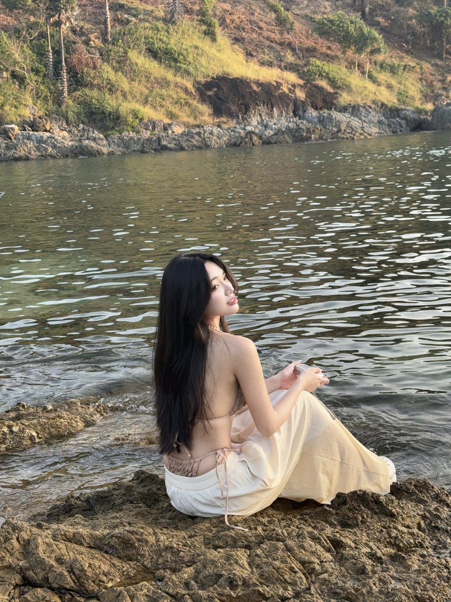 morpormorpaeng's tweet image. เฉลยคือใช้กล้องไอโฟน 555555 เทคนิคให้ได้มู้ดแบบรูปขวาคือให้ถ่ายเพิ่ม exposure +7 มาก่อน รูปมันจะสว่างขึ้น แล้วค่อยมาดึงสีให้มืดลงทีหลัง วิธีนี้มันจะให้รายละเอียดภาพยังชัดกว่าดึงแสงลงตอนถ่าย ปรับได้หลายโทนกว่าด้วย