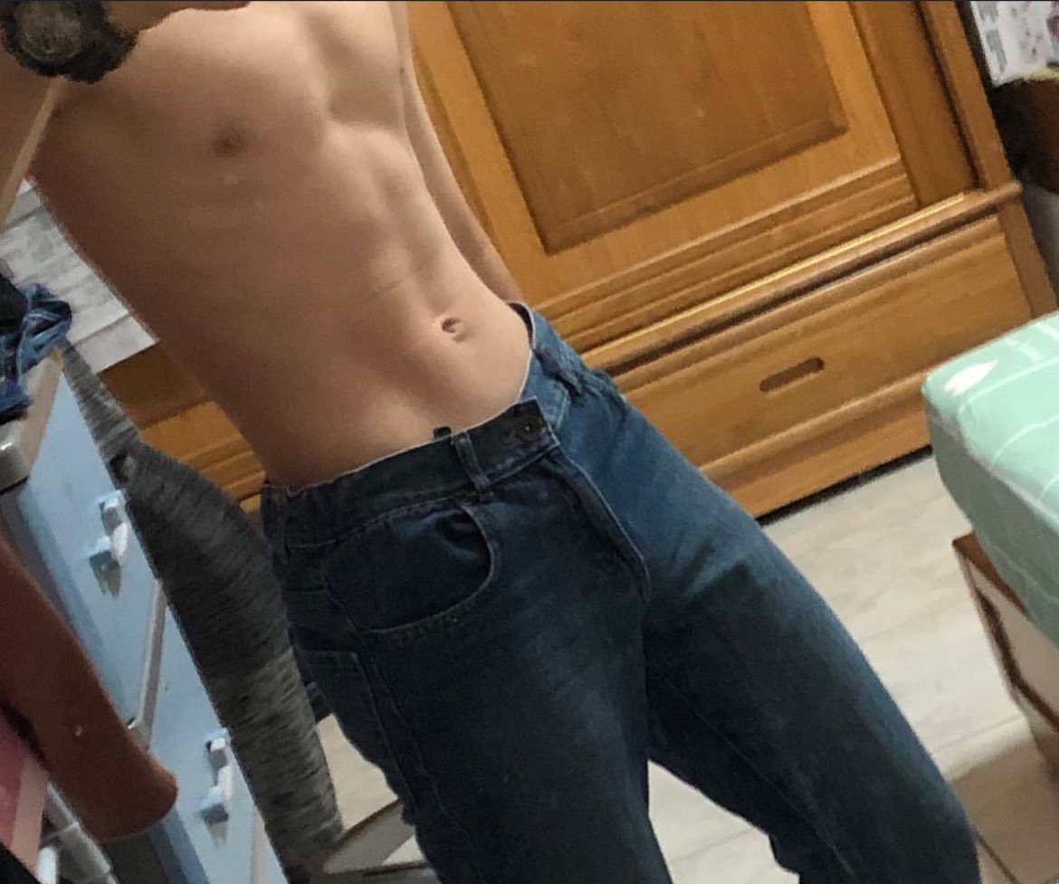 突然一時興起想復刻這個姿勢(｡ ́︿ ̀｡)
現在（左）vs 國二（右）
只能說那時候真的是巔峰狀態
都過去6、7年了 歲月催人老🚬（？）
現在只能拿出來給人笑話^_−☆