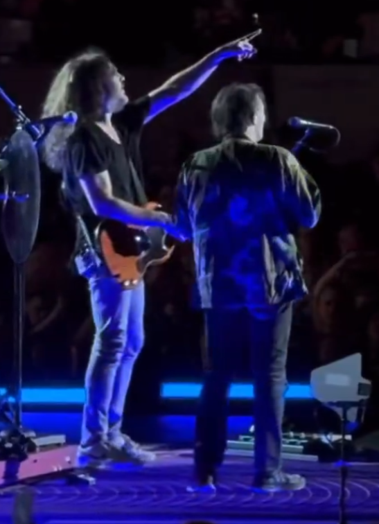 fixfaxfvck's tweet image. We literally witnessed rayrard moon and stargazing in real time we need to talk abt it more