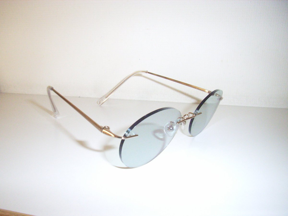 今年のベストバイはAtelier MacriのRIMLESSサングラスでした、薄い青色