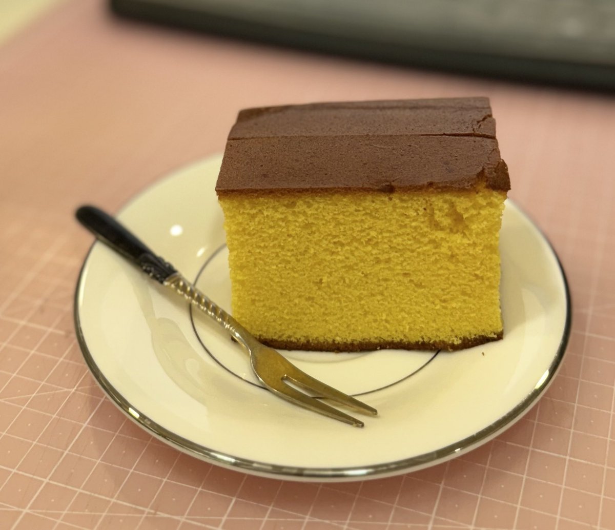 점심 송년회. 열심히 먹기만 하고 끝. 동료가 가져온 카스테라로 후식. 내년은 얼마나 파란만장하려나. 어차피 오는 시간 어떻게든 길이 있겠지.