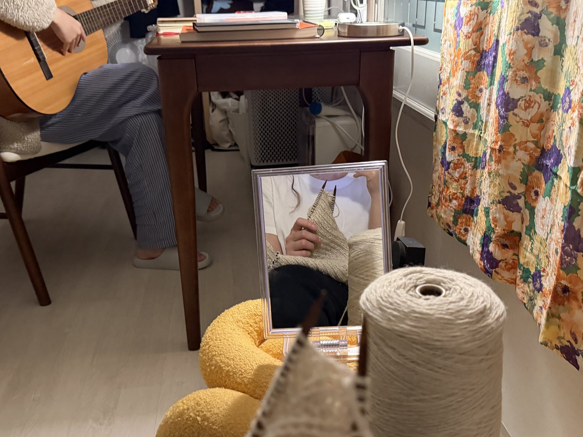 친구 기타 연주 들으면서 뜨개하는 삶....