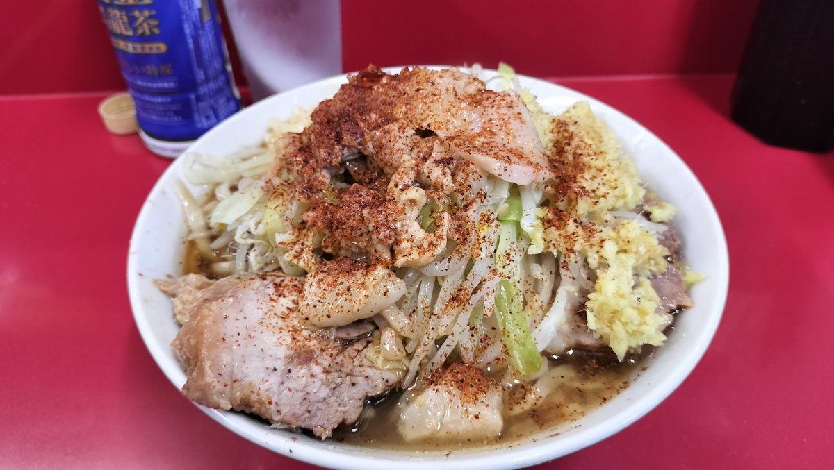 kachan3's tweet photo. ラーメン二郎越谷店
小NsAK一味生姜

2025ラーメン二郎納めは毎年恒例越谷二郎、1時間半並んだ意味があった。でっかい拳骨端豚は遅れたクリスマスプレゼントか早めのお年玉か。締めに相応しい一杯だった。ルーミノさんありがとう！ https://t.co/TCAsAIG1XB
