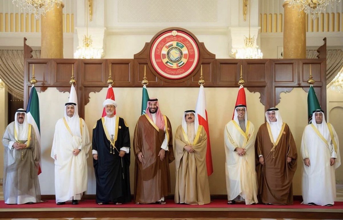 كل مواطنٍ خليجي يظل وطنه خطا أحمر ، وعند قرع الطبول سيفتدي وطنه بروحه ودمه .
لكن من الواجب أن نحافظ على الود والاحترام المتبادل بين شعوبنا الخليجية
وأن نترك القضايا الجسام لأهل الحل والربط
فهم الأقدر خبرة ودراية ومسؤولية على معالجتها.
إن ما نشهده من تراشق وتغريداتٍ مسيئة تصدر عن