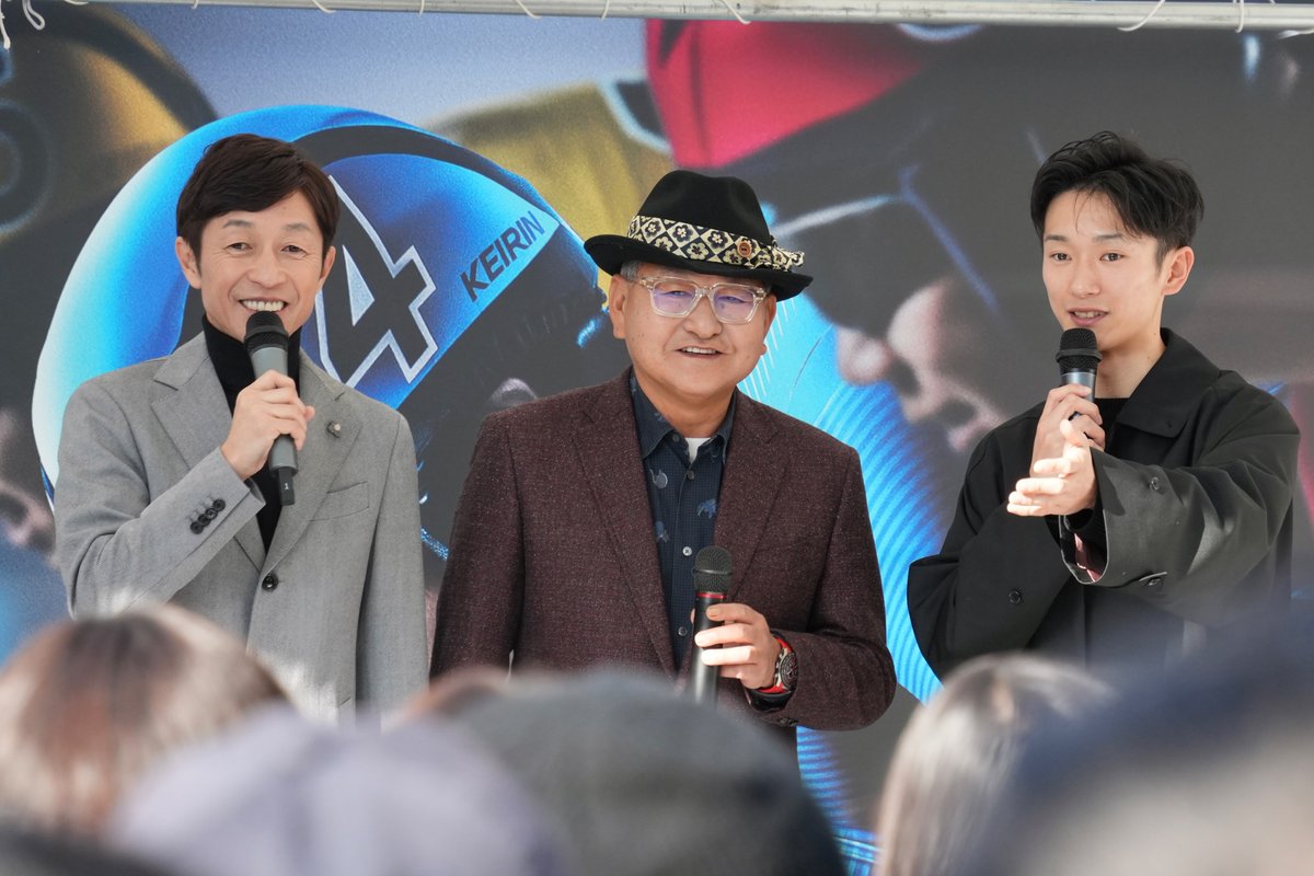 umaumaumama_'s tweet photo. 2025.12.30 平塚競輪場
KEIRINグランプリトークショー 
武豊騎手 矢作芳人調教師 坂井瑠星騎手
#武�� 騎手 #矢作芳人 調教師 #坂井瑠星 騎手 #KEIRINグランプリ2025
前列の応援グッズを相互に指して笑顔✨ https://t.co/NsmLtcGYWy