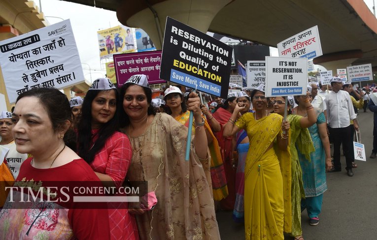 G4j_India's tweet photo. दिन 15 – अब चुप नहीं रहेंगे!
सामान्य वर्ग के लाखों युवा रोज़ लड़ते हैं – मेरिट से, मेहनत से, सपनों से… लेकिन आरक्षण की दीवार से टकराते हैं।  

प्रधानमंत्री @narendramodi जी और @RahulGandhi जी से सिर्फ 5 माँगें: 

राष्ट्रीय सामान्य वर्ग आयोग बनाया जाए – जहाँ हमारे साथ होने वाले अन्याय, उपेक्षा और उत्पीड़न का रिकॉर्ड हो और सुनवाई हो।

हर आरक्षित वर्ग की जाँच हो – क्या आज भी वो उसी आधार पर पिछड़े हैं जिसके लिए आरक्षण मिला था?

अनुच्छेद 335 को 1950 वाली मूल स्थिति में वापस लाया जाए – कुशलता और मेरिट को प्राथमिकता मिले।

सुप्रीम कोर्ट के 2018 के उस फैसले को बहाल किया जाए (Subhash Kashinath Mahajan केस) – SC/ST एक्ट के दुरुपयोग को रोकने के लिए प्रारंभिक जाँच जरूरी हो।
 
104वें संशोधन के पीछे का पूरा डेटा जनता के सामने आए – अनुच्छेद 334 में बदलाव क्यों और कैसे हुए? 

@AamAadmiParty @RSSorg @BJP4India @PMOIndia @JPNadda

ये सिर्फ हमारी नहीं – आपके बेटे-बेटियों की आवाज़ है।
जो सहमत हैं, रीपोस्ट करें, टैग करें, कमेंट में लिखें → “मैं भी सामान्य हूँ”  #ReservationNotARight