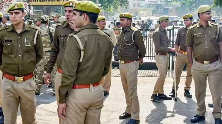 60 हजार पुलिस भर्ती पूरी होने के बाद यूपी सरकार ने कहा था कि जल्द दूसरी पुलिस भर्ती भी आएगी। ये पद करीब 25 हजार के आसपास थे। साल का आखिरी वक्त आ गया लेकिन भर्ती का विज्ञापन नहीं आया।

आज प्रदेश में युवा #UP_POLICE_VACENCY हैशटैग के साथ <a href="/UPGovt/">Government of UP</a> से भर्ती की मांग कर रहा है। सरकार को