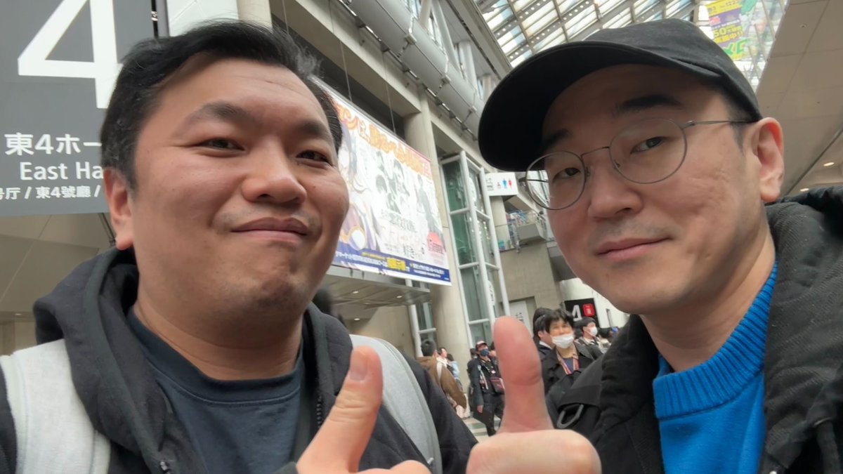 冬コミ！ブルーアーカイブのブースがある東4ホール前で、PDたちが集合！
半日で彼らのHPは0になったとか。
#C107