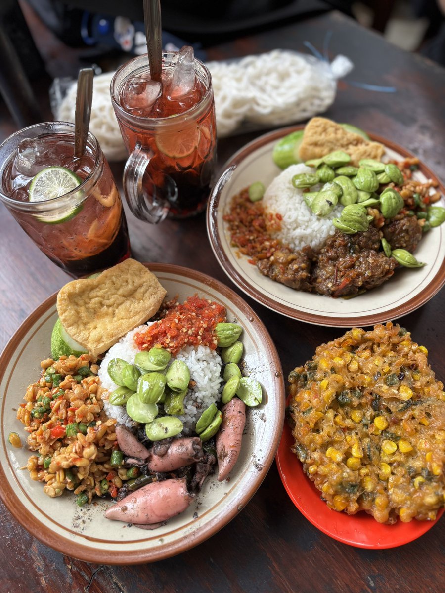 wajianna's tweet image. Sego sambel cak uut for the lunch 🤤
worth the one hour of waiting~