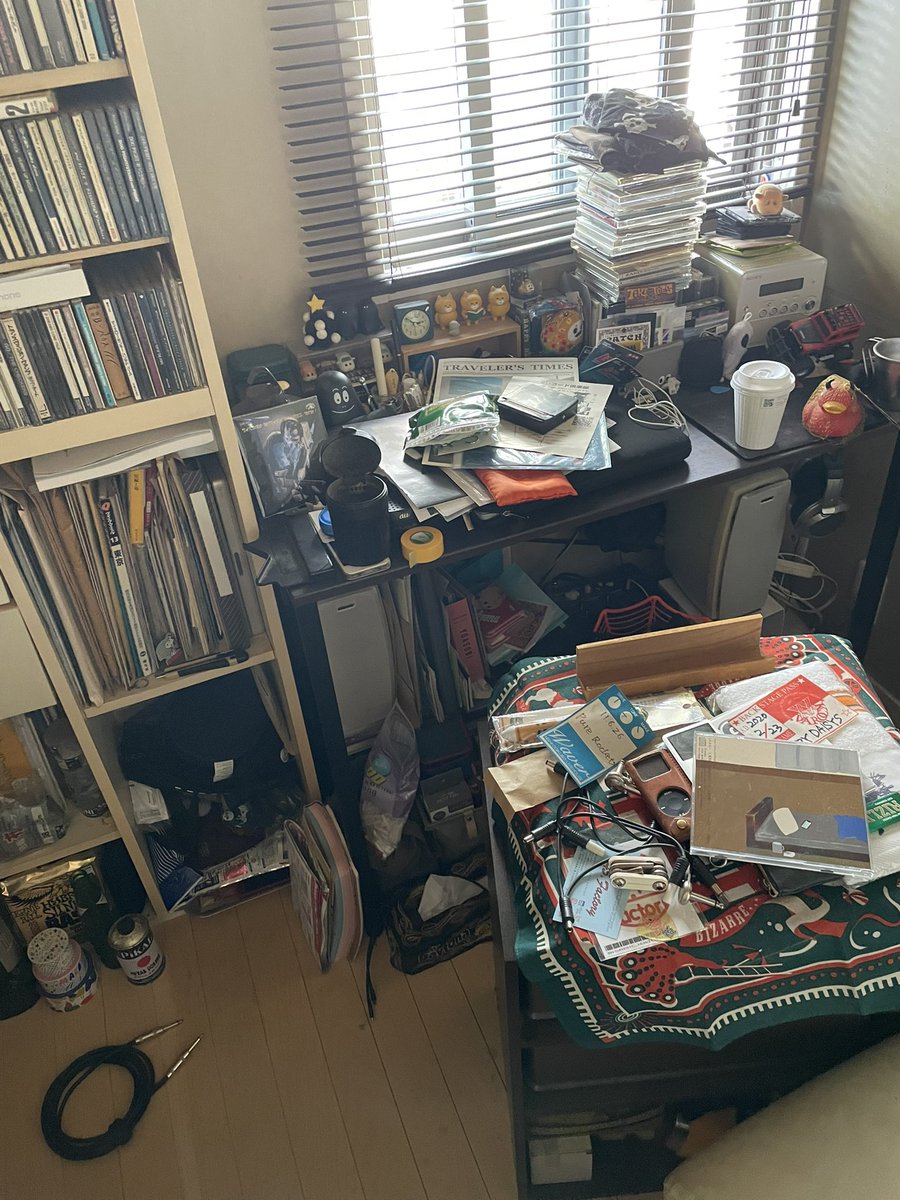 yoppy41's tweet image. 壁かけでどっと疲れる 笑
2.5畳でどう片付ければいいのよ？ただでさえ物捨てられんのに。
ハイエースの荷台の方が広いぜ 笑