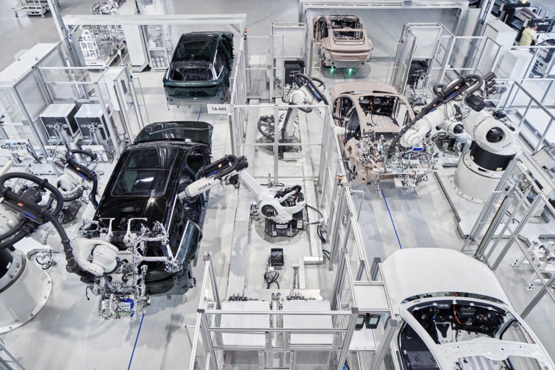 HefeiChina's tweet photo. From January to November, #Hefei rolled out a staggering 1.25 million new energy vehicles, more than any other city in China. #MadeInHefei https://t.co/qzGSuRrerc