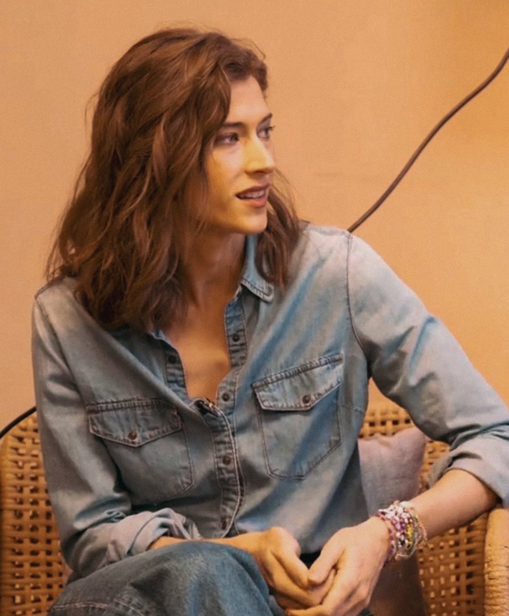 รูปนี้ไม่ใช่แค่หล่อ เห็นเงียบ ๆ ไม่ได้แสดงออกโฉ่งฉ่างอะไร แต่พอมีจัดแฟนมีต พี่เขาก็ใส่กำไลที่แฟนคลับเคยให้มาด้วย ส่วนวันอื่น ๆ ก็แค่เลี้ยงแมว ปลูกต้นไม้ อ่านหนังสือ ทำตัวเป็นลุงแก่น่ารักอบอุ่น แต่เวลาเป็นนักแสดงก็โคตรเทพ อยากให้ทุกคนรักและทะนุถนอมใจเขามากกว่านี้จริง ๆ 🫳🏼🫀🫧