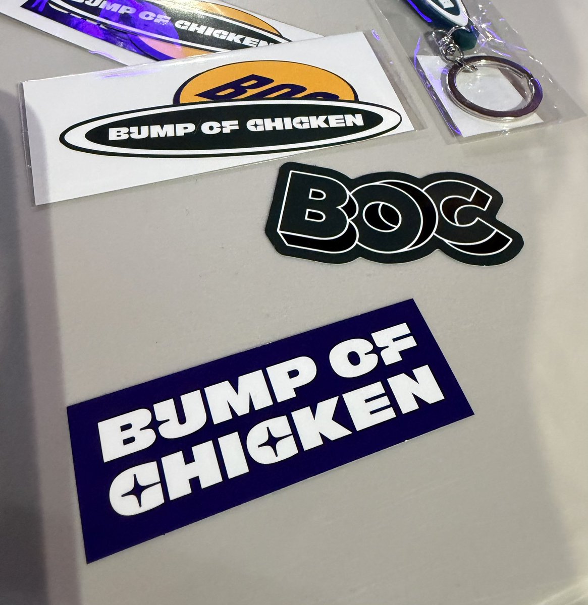 この手前のネイビーのBUMP OF CHICKENのステッカー見覚えあるなと思っ