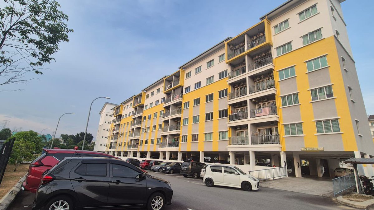 izzketambola's tweet photo. For Sale Apartment Dahlia Impiana Bandar Baru Salak Tinggi Sepang. *Price RM320k*
* Freehole
* Level 2, ada lift &amp; 2parking (1parking berbumbung)
* Renovated - Full Kitchen Kabinet
* Keluasan 900sqft
* ada balcony 
* ada taman permainan &amp; pengawal keselamatan
019-2728 421 (Izz) https://t.co/6l3VHD19uc