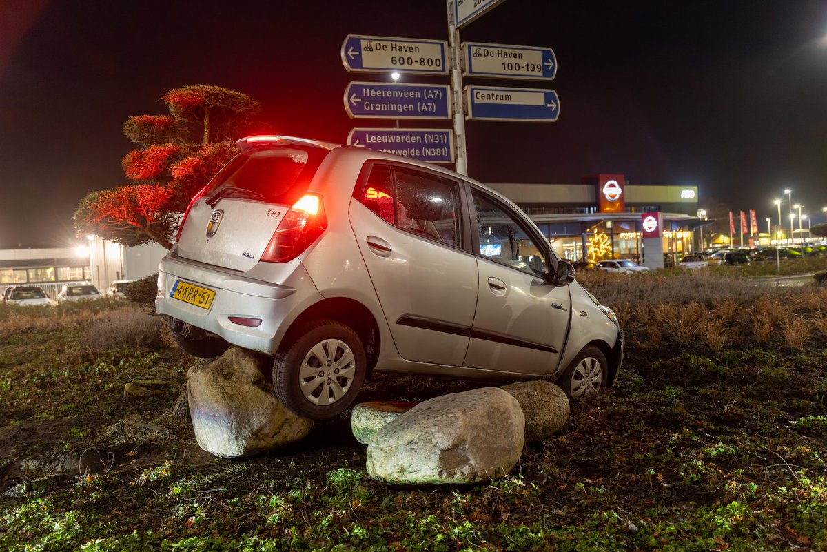 Auto belandt bovenop rotonde in Drachten